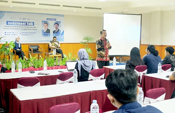 Direktur Utama LSP Pasar Modal, Haryajid Ramelan menyampaikan paparannya dalam seminar Investment Talk