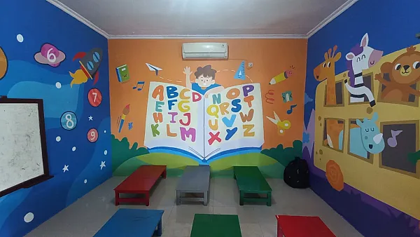 AkzoNobel gandeng komunitas mural Ngajak Berkarya dalam membuat lukisan mural di ruang kelas PAUD