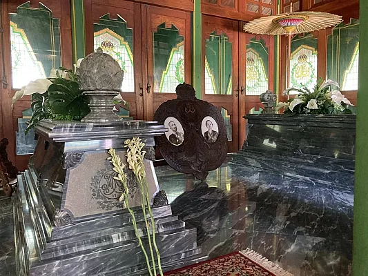 Makam Mangkunegara VI dan Ibu Suri