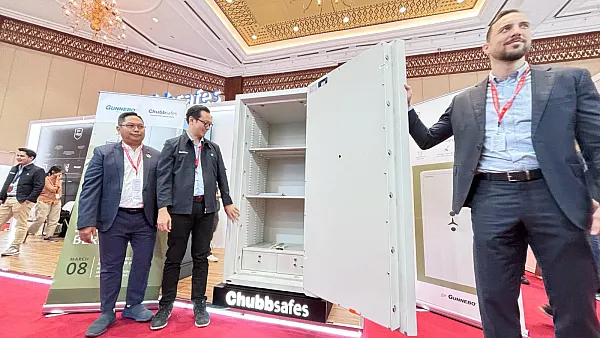 di Jakarta International Jewellery Fair 2024 Chubbsafes