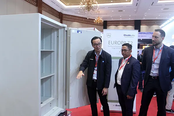 di Jakarta International Jewellery Fair 2024 Chubbsafes