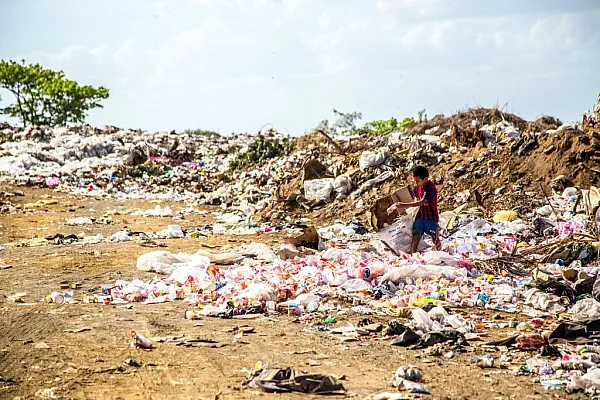 Ilustrasi Kerusakan Lingkungan Akibat Pembuangan Sampah di Tempat Pembuangan Sampah