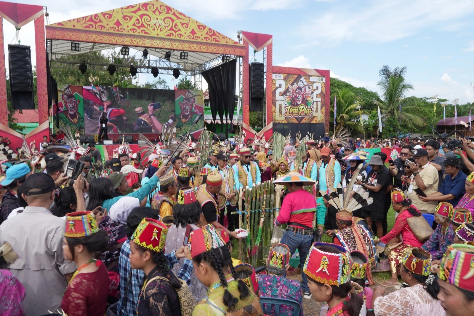 Festival Lom Plai 2024 Pesta Adat Budaya Suku Dayak Dongkrak Wisata Kaltim