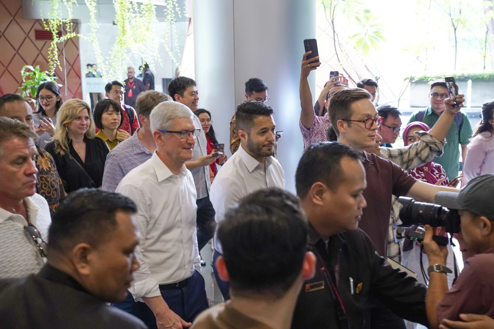 Tim Cook Kunjungi Apple Developer Academy BINUS Perkuat Pengembangan Digitalisasi